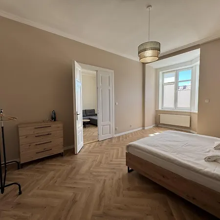 Rynek 7 Nr3 Pietro 2 *